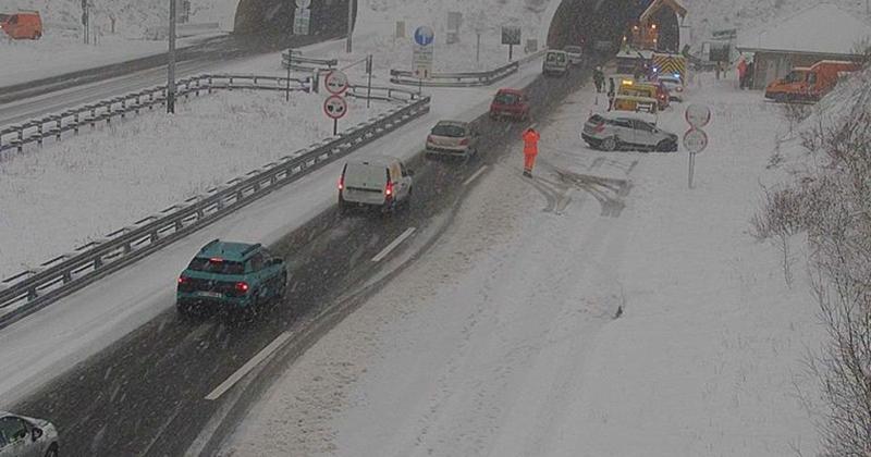 FOTO Snijeg stvara probleme u prometu: Kamioni ne mogu prema Rijeci, izdan niz ograničenja FOTO Snijeg stvara probleme u prometu: Kamioni ne mogu prema Rijeci, izdan niz ograničenja