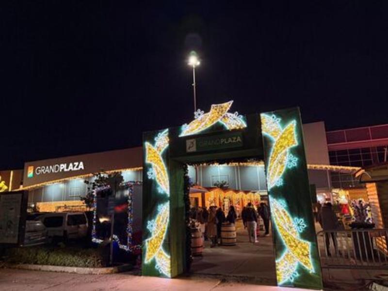Коледният базар на мол Гранд Плаза е отличникът на Бургас с още повече светлина, аромати и настроение!