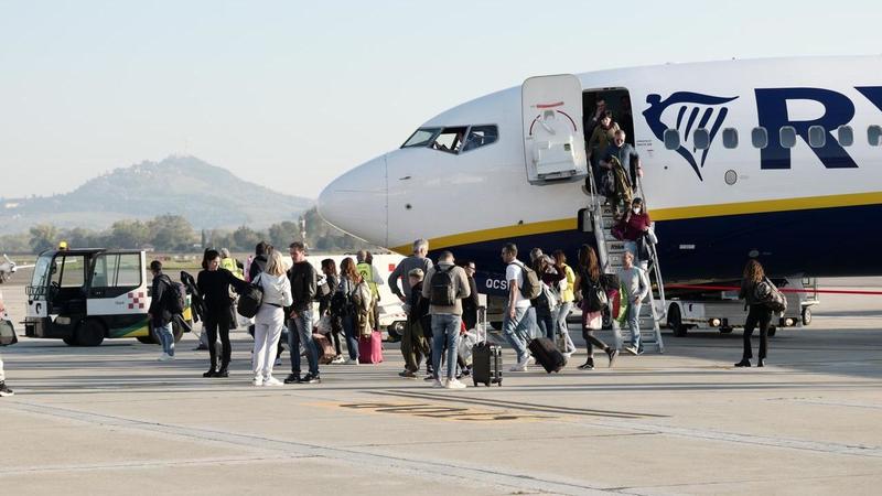Ritardi e disagi al Ridolfi di Forlì: rotto lo pneumatico di un aereo Ryanair