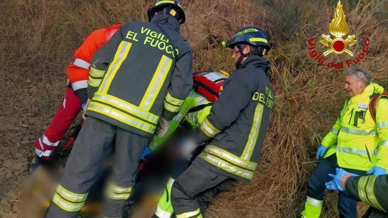 Auto sparita dalla strada, ritrovata in fondo a una scarpata: paura nel Pesarese