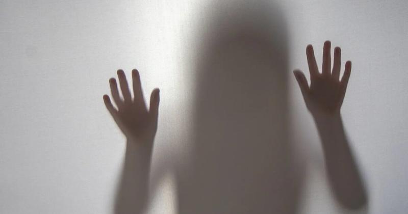 Δεκατριάχρονη κατήγγειλε ότι έπεσε θύμα ομαδικού βιασμού από νεαρούς