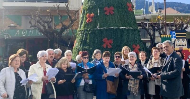 Τα μέλη του Κ.Α.Π.Η. Νεάπολης έψαλλαν τα Κάλαντα των Χριστουγέννων και χάρισαν χαμόγελα