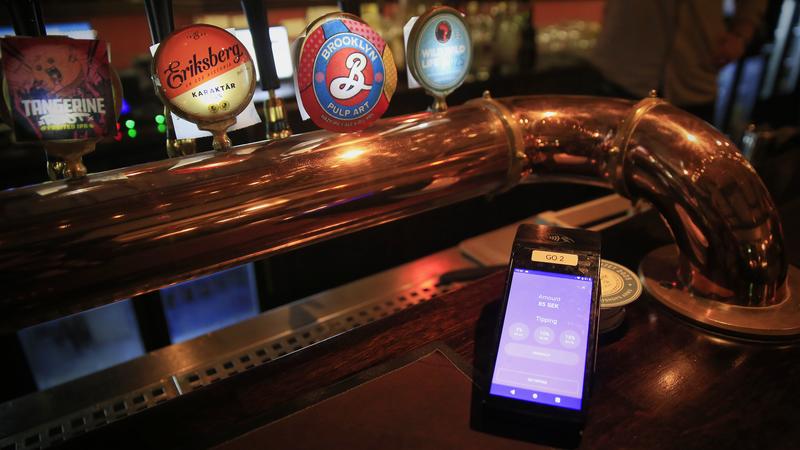 Antingen är man snålast på krogen – eller dummast