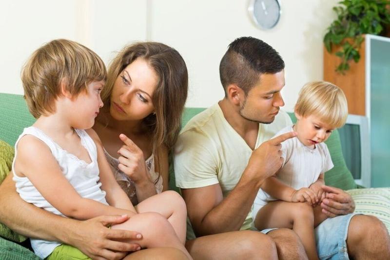 «Братья чуть не подрались, а тетя замучила расспросами про жениха»: россияне признались, за что не любят Новый год