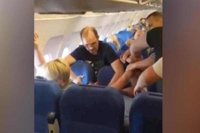 Москвичей выслали из Таиланда за драку при выходе из самолёта