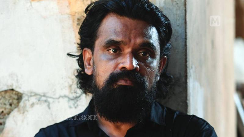 'ഇങ്ങളിവിടെ ആണുങ്ങളില്ലാത്ത പൊരേല് മറ്റേ പണിക്ക് വന്നതാണോ? അയാൾ ആക്രോശിച്ചു