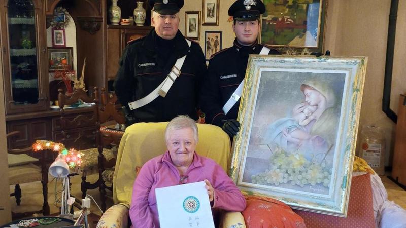 Spacciatori, cocainomani e amanti dell’arte: a casa di due pusher quadri, libri antichi, una Bibbia e la Divina Commedia