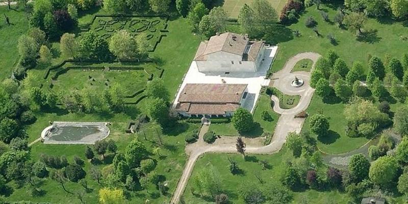 Villa Bizzini è di nuovo in vendita: 4 milioni di euro per 3mila metri quadrati, piscina olimpionica e… un tunnel segreto