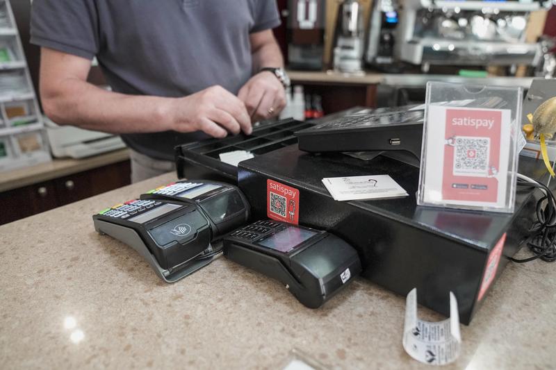 Pagamenti tracciabili: arriva l’abbinamento obbligatorio tra registratore di cassa e Pos