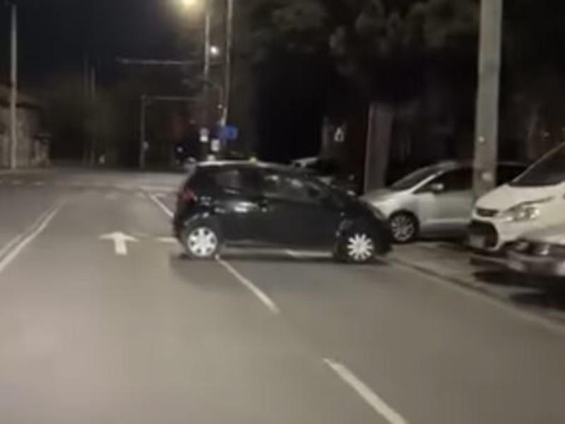 То бива да си некадърен шофьор и да не можеш да паркираш, но този мина всякакви граници (СНИМКИ/ВИДЕО)