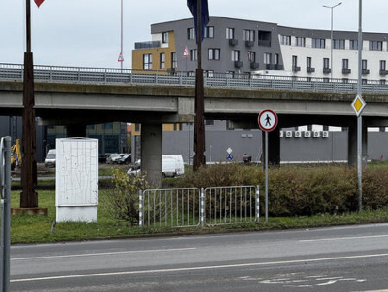 Пълен абсурд: Тази малка ограда ли ще спре нарушителите да пресичат?