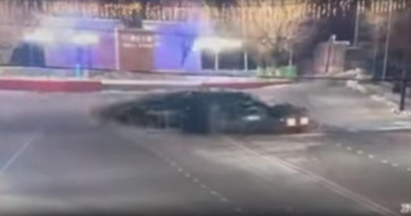 Έκανε «donuts» στην πλατεία και γκρέμισε 12μετρο χριστουγεννιάτικο δέντρο - Δείτε βίντεο