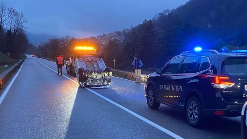 Perde il controllo dell’auto e si ribalta al centro della strada, illeso