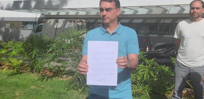 Bolsonaro faz da hospitalização um palanque de projeto familiar