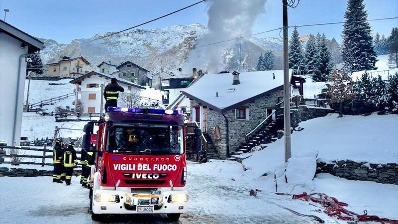 Campodolcino, incendio in una casa di vacanza: dodici ore di lavoro per domare le fiamme