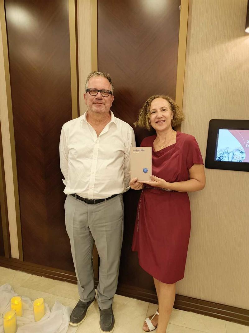 Lacivert Ülke romanı çöküş çağına tanıklık Lacivert Ülke romanı çöküş çağına tanıklık