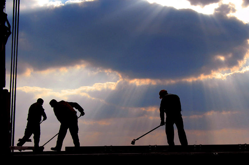 La dignità del lavoro e la speranza chiusa in un armadio