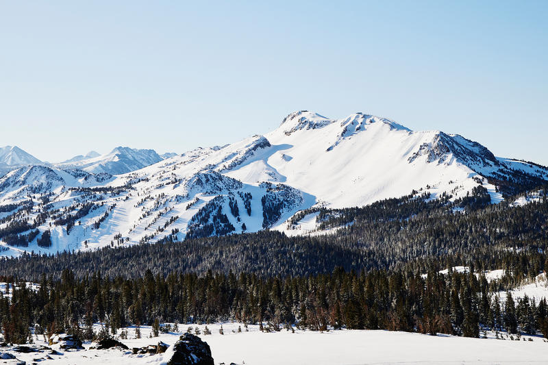 Avalanche injures 2 patrollers, shuts down California ski resort