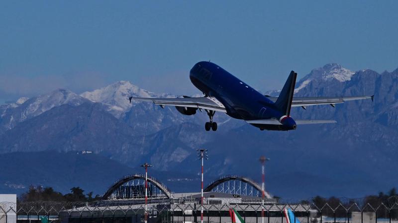 L'aereo costerà di più: cosa aspettarsi dal 2026 fra voli premium e caro biglietti