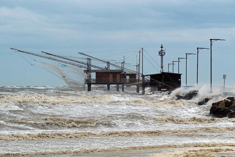 Il mare in tempesta porta via altra spiaggia. E a breve ai Lidi arriverà anche la piena
