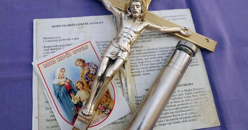 PITANJE DANA Počeo je blagoslov kuća. Koliko novca ostavljate svećeniku? PITANJE DANA Počeo je blagoslov kuća. Koliko novca ostavljate svećeniku?