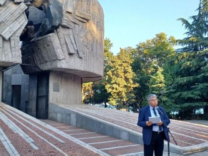 Предлагат критика Стоян Георгиев за почетен гражданин на Бургас