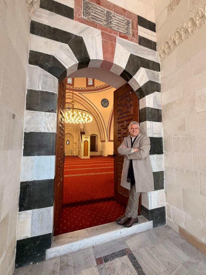 Biri kulübün önüne geçti, diğeri kulübün arkasına saklandı Biri kulübün önüne geçti, diğeri kulübün arkasına saklandı