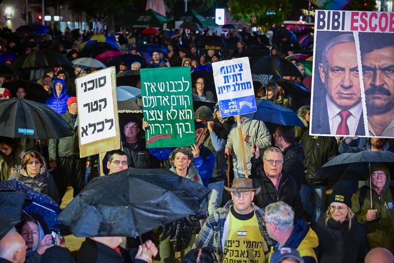 Former police chief slams Netanyahu at rainy anti-government protest in Tel Aviv