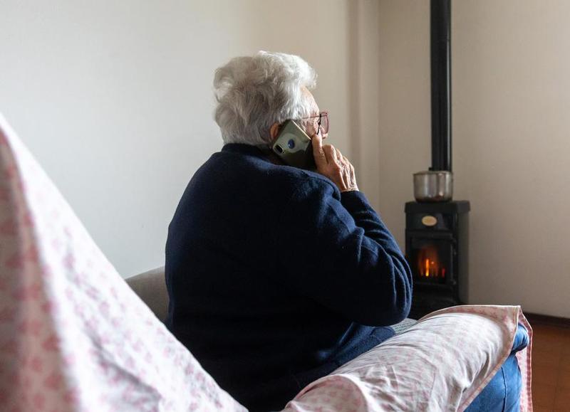 Livorno, anziano aggredito sulla porta di casa: viene derubato di soldi, oro e perle