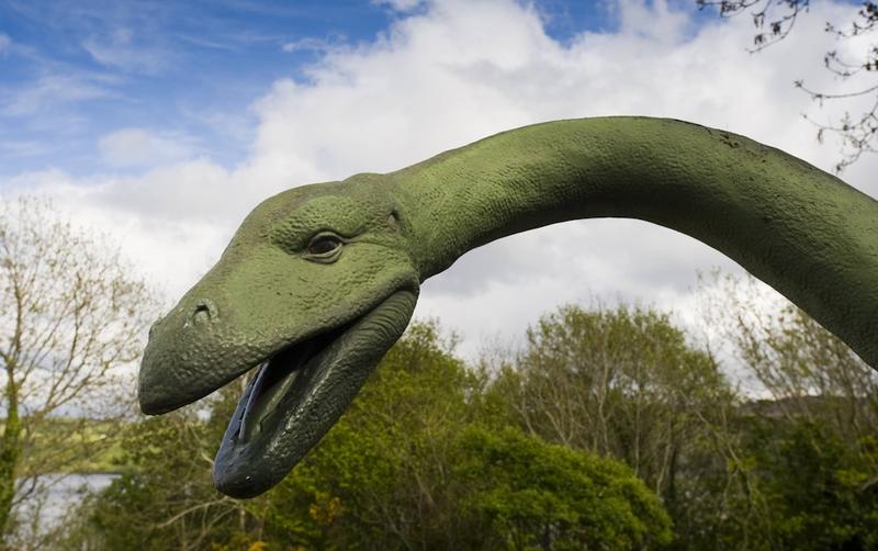 „The Tainted Cup“ von Robert Jackson Bennett: Riechfläschchen und Ungeheuer