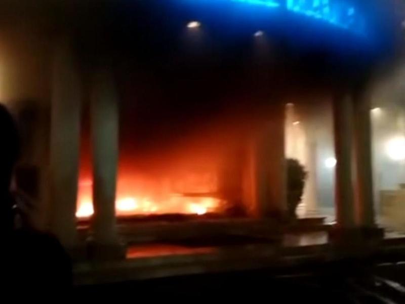 Fiamme dalla torta nuziale,sposo ustionato e incendio nella sala ricevimenti | Video