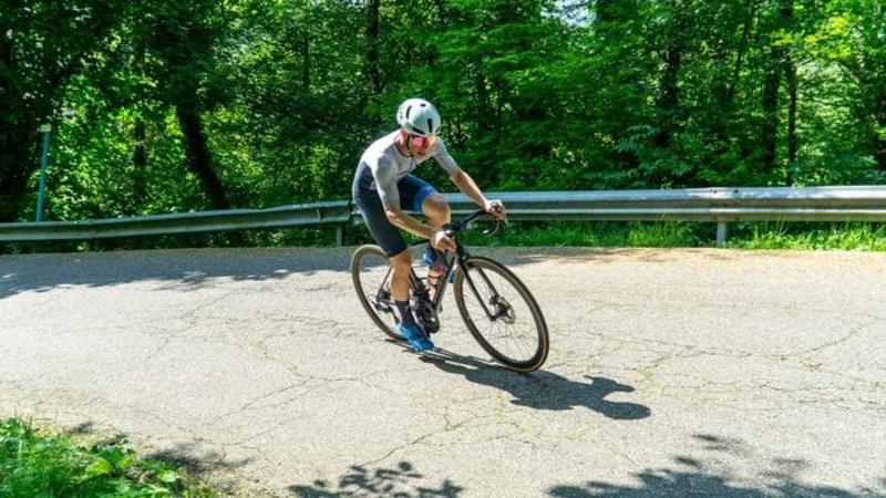 La vita in pausa per curare un linfoma. Poi il ritorno al triathlon e la laurea