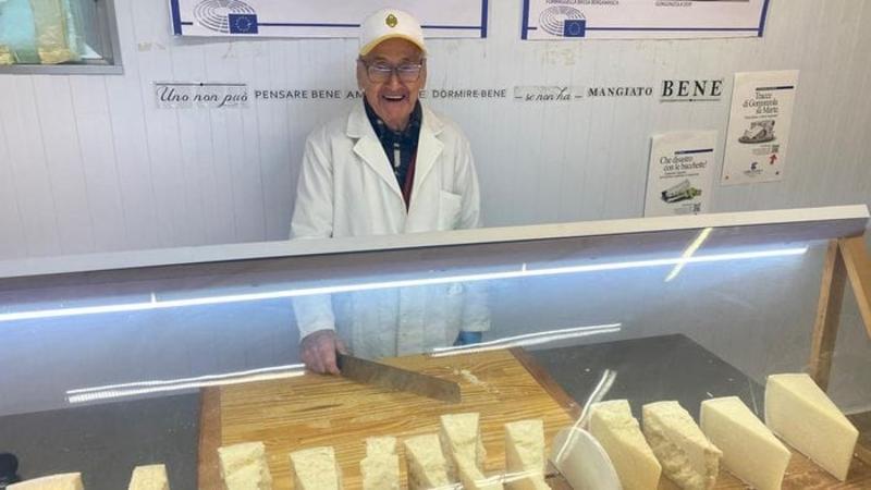 Pontirolo, con i suoi formaggi nonno Giuseppe a 96 anni è star social