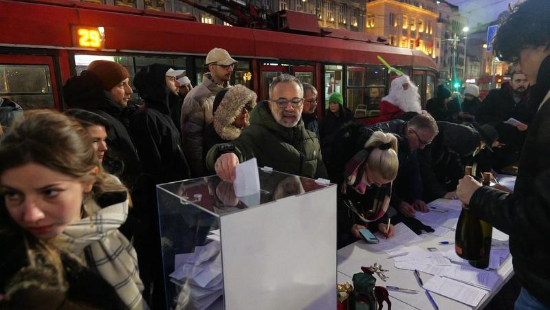 Studenti u akciji prikupljanja potpisa za izbore: Odziv građana prevazišao očekivanja studenata, u Nišu prikupljeno preko 17.000 potpisa (FOTO/VIDEO)