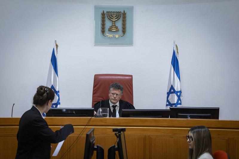 High Court freezes government’s closure of Army Radio until final ruling on issue