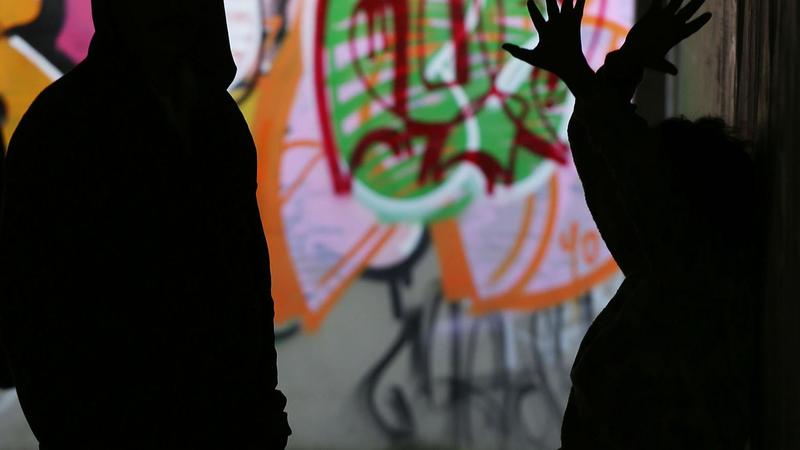 “Mi ha preso alle spalle, tirato un pugno in faccia e rapinato”. Crema, il racconto del 26enne rimasto senza soldi e senza scarpe