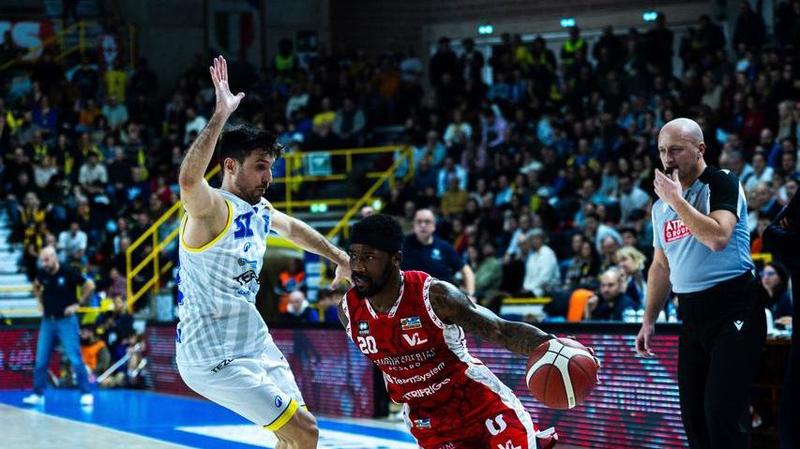 Pesaro sconfitta all’ultimo respiro. Tezenis vola con un super McGee. Sfuma di un soffio il titolo d’inverno