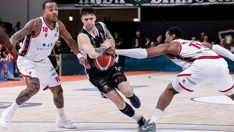 La Una Hotels gioca un quarto e poi si scioglie. A Tortona sono tornati a galla tutti i problemi