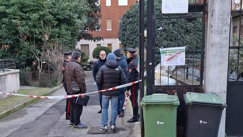Milano, donna trovata morta nel cortile di un palazzo: i segni sul collo e l’ipotesi di un’aggressione