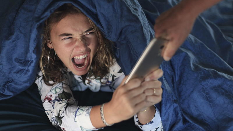 Social e IA, vietare tutto agli adolescenti