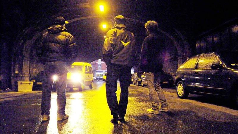 Aggressione senza pietà, calci e pugni a un 16enne per una ragazza