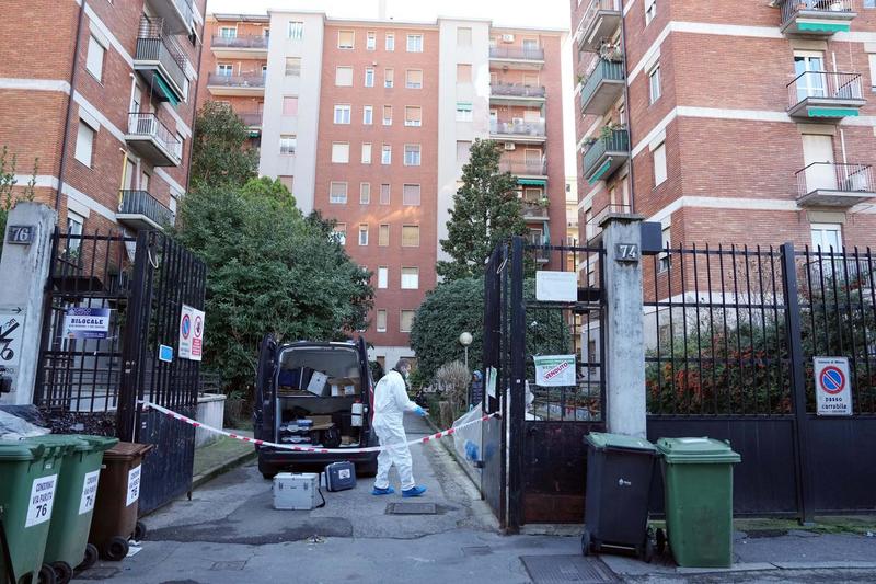 Milano, giovane donna trovata morta in un cortile semisvestita e con lividi sul corpo