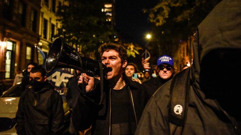 Nick Fuentes und die Groyper: Droht in den USA eine digitale SA? Nick Fuentes und die Groyper: Droht in den USA eine digitale SA?