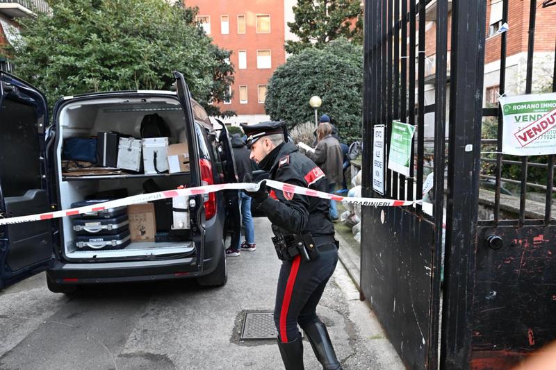 Donna trovata morta in un cortile a Milano: indagini per omicidio, la vittima aveva lividi e segni sul collo