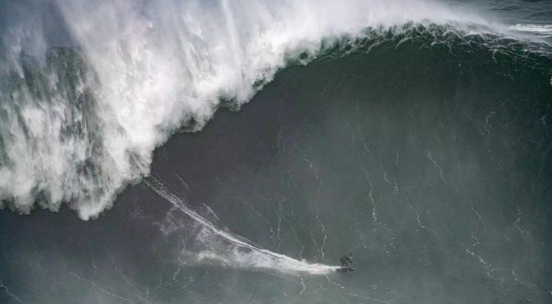 CENAS IMPRESSIONANTES: Surfista de Guarujá enfrenta o que pode ser maior onda do mundo
