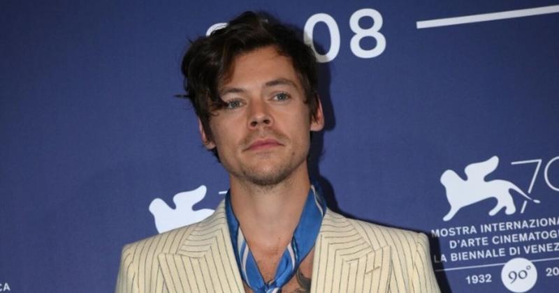 Ο Χάρι Στάιλς τερματίζει τη διετή αποχή από τη μουσική με ένα βίντεο-έκπληξη Ο Χάρι Στάιλς τερματίζει τη διετή αποχή από τη μουσική με ένα βίντεο-έκπληξη