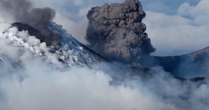 Η χιονισμένη Αίτνα «ξύπνησε» ξανά εκτοξεύοντας τέφρα και καπνό Η χιονισμένη Αίτνα «ξύπνησε» ξανά εκτοξεύοντας τέφρα και καπνό