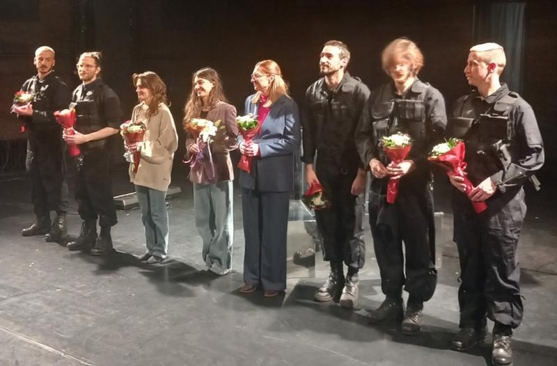 Višeminutne ovacije ekipi predstave o Dori, devojci sa poternice, aktivistkinji u političkom egzilu: Premijera u Bitef teatru oduševila publiku Višeminutne ovacije ekipi predstave o Dori, devojci sa poternice, aktivistkinji u političkom egzilu: Premijera u Bitef teatru oduševila publiku