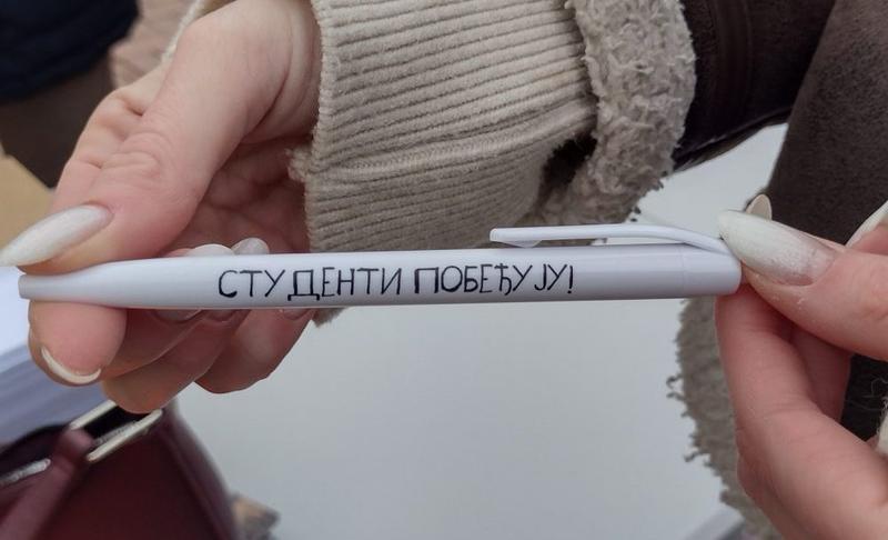 Olovka Srbiju spašava, al’ i ne „piše” samo srcem