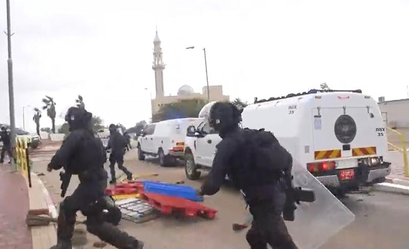 Hundreds of cops raid Bedouin town with live fire after days of clashes, Ben Gvir visit Hundreds of cops raid Bedouin town with live fire after days of clashes, Ben Gvir visit